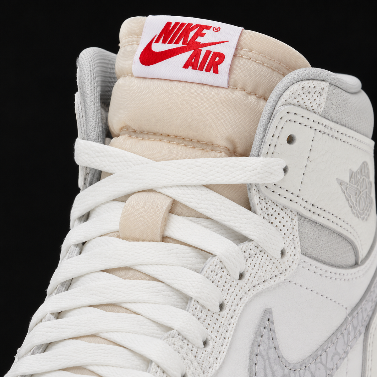 Air Jordan 1 High OG Sail University Red, detalle de agujetas — Crazy!Duck Hype