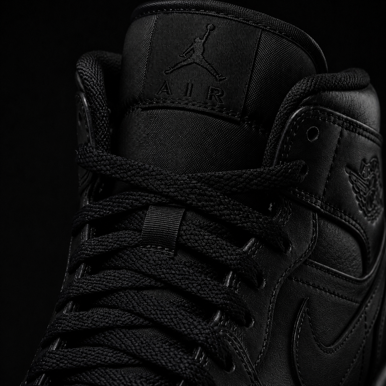 Air Jordan 1 Mid Black, detalle de agujetas — Crazy!Duck Hype