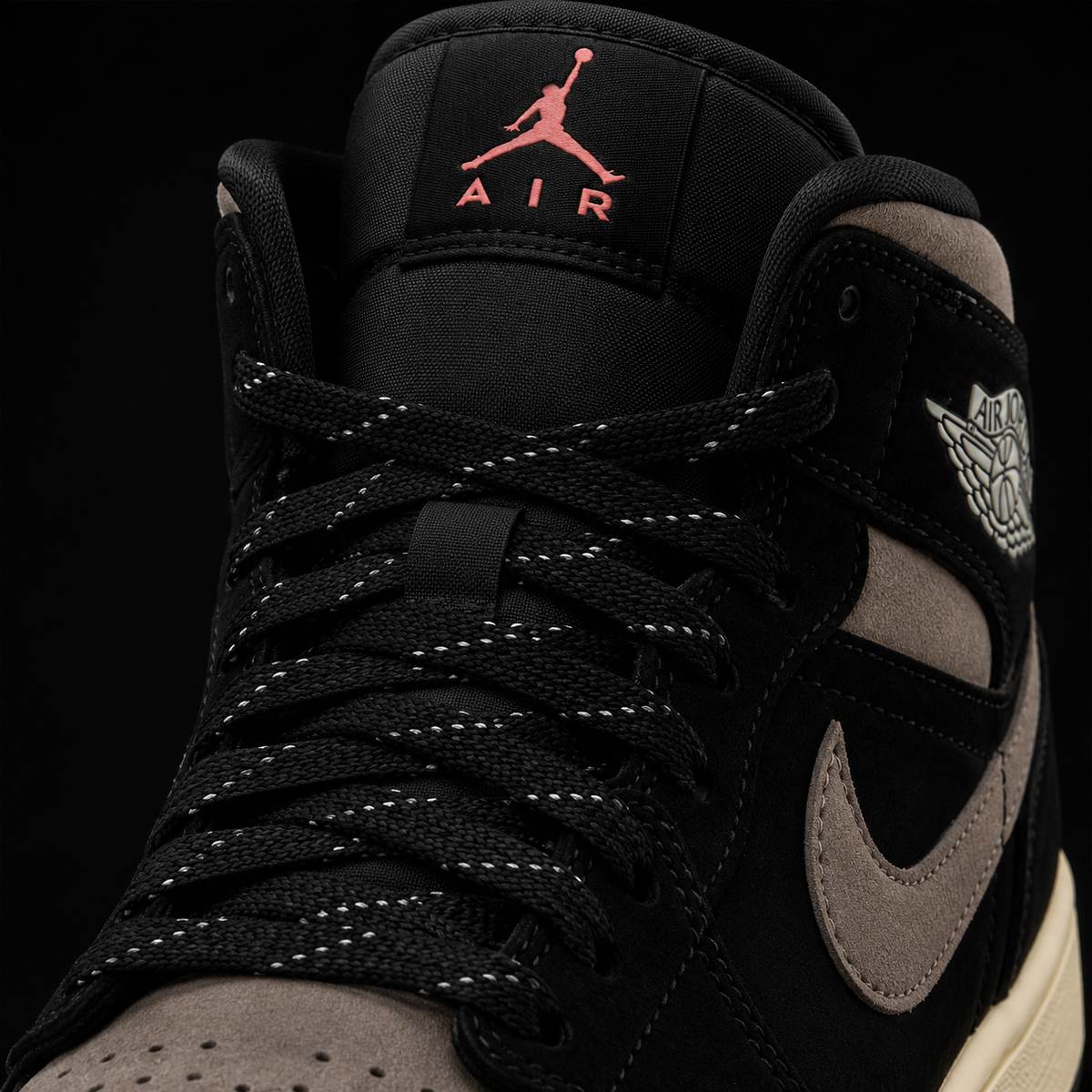 Air Jordan 1 Mid SE Olive Grey, detalle de agujetas — Crazy!Duck Hype