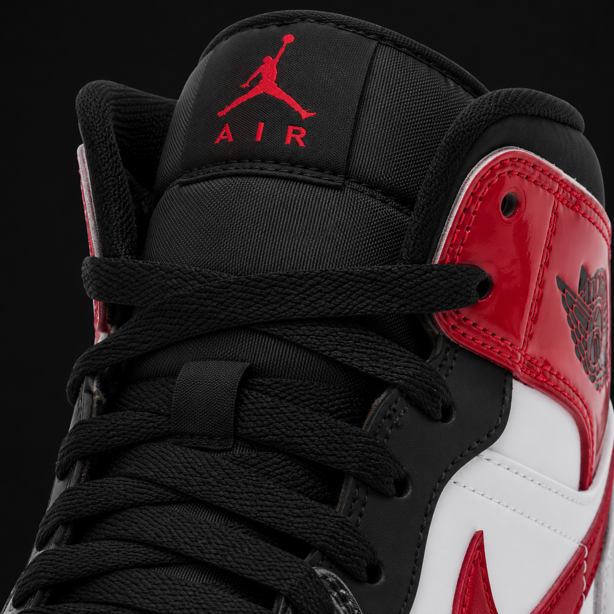 Air Jordan 1 Mid SE Patent Bred Toe, detalle de agujetas — Crazy!Duck Hype