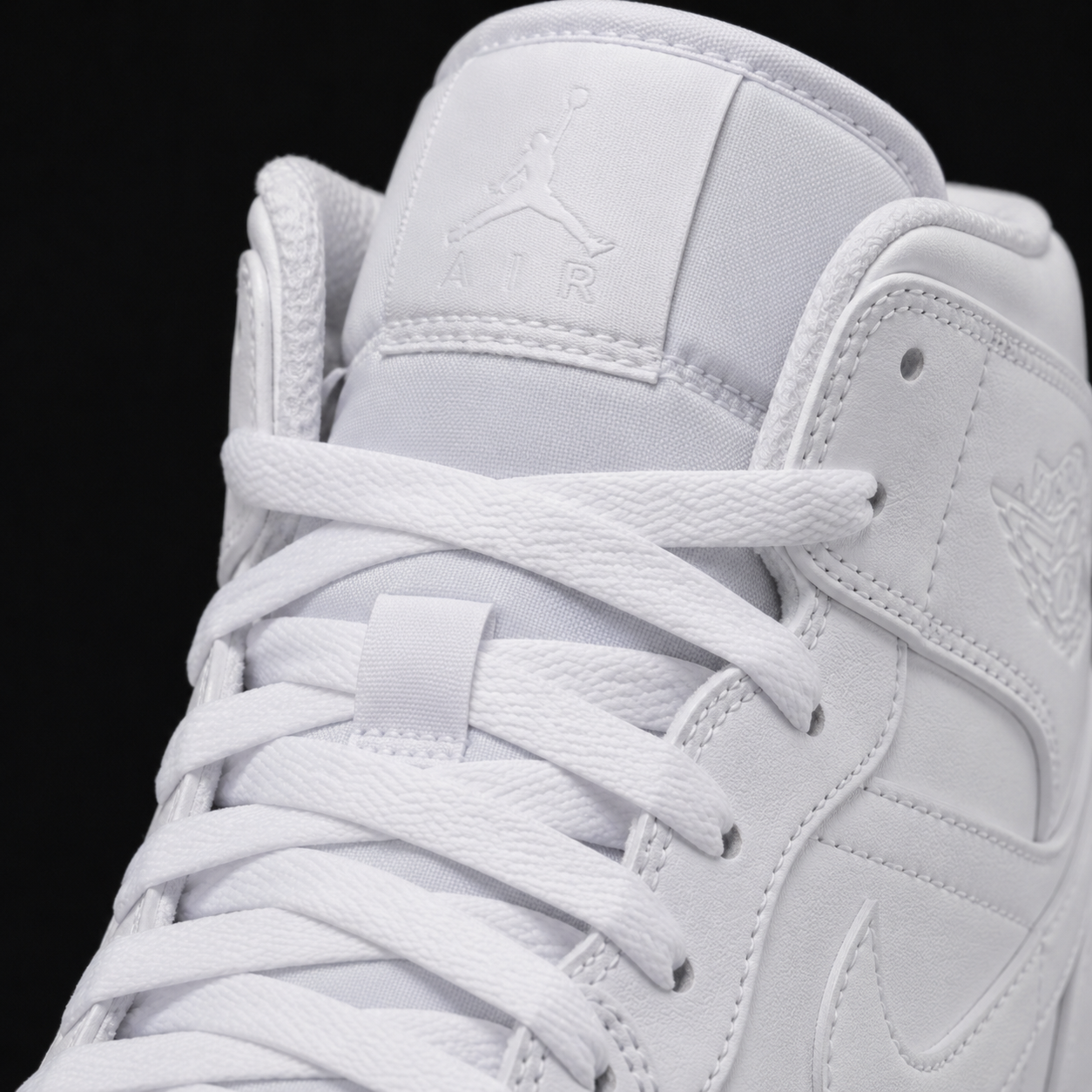 Air Jordan 1 Mid White, detalle de agujetas — Crazy!Duck Hype