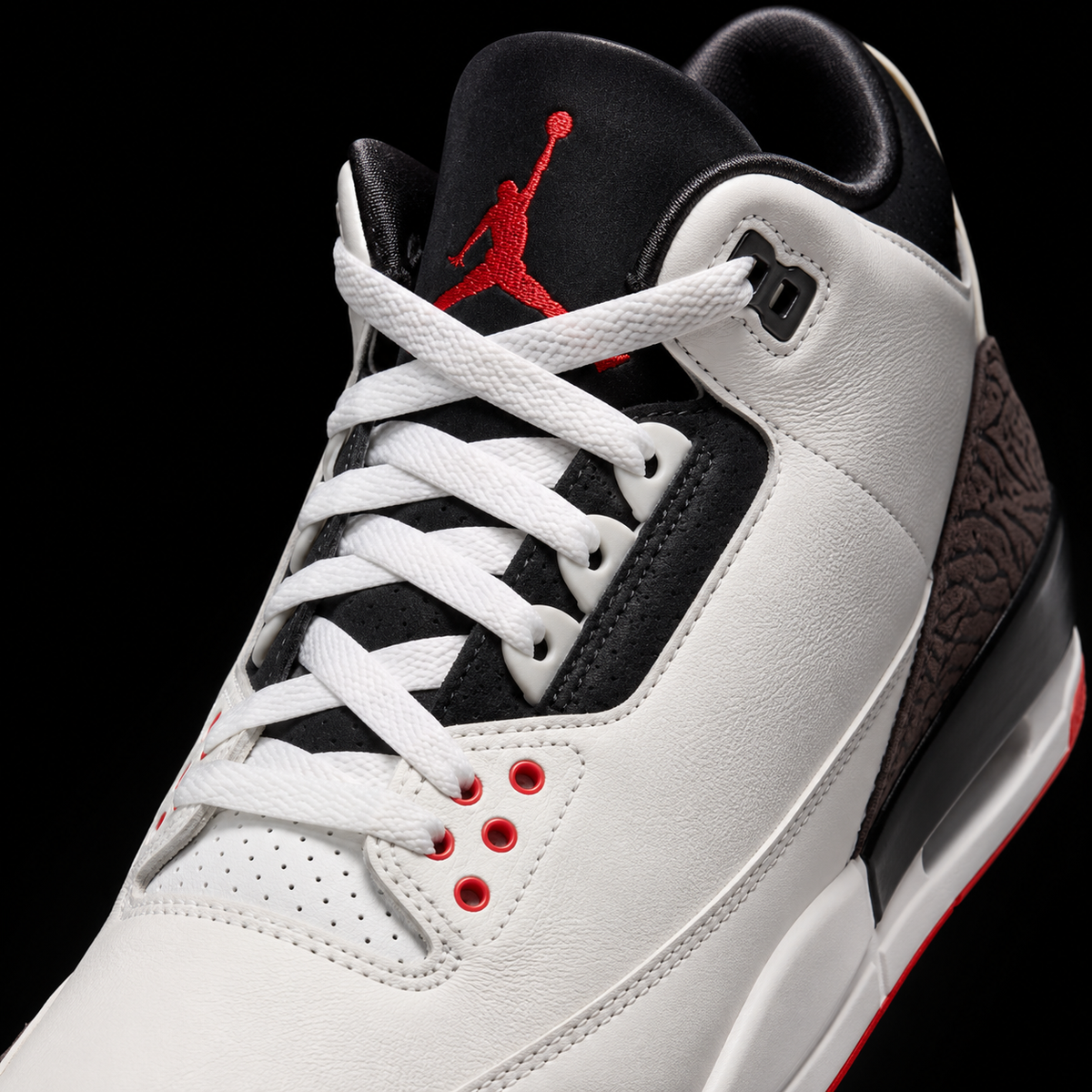 Air Jordan 3 Retro Sail and University Red, detalle de agujetas — Crazy!Duck Hype