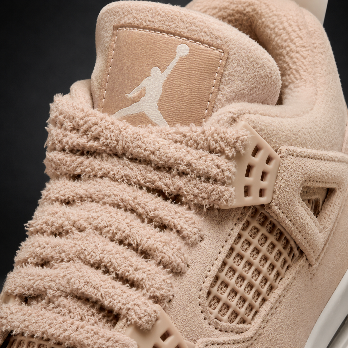 Air Jordan 4 Retro Marron Cozy Girl, detalle de agujetas — Crazy!Duck Hype