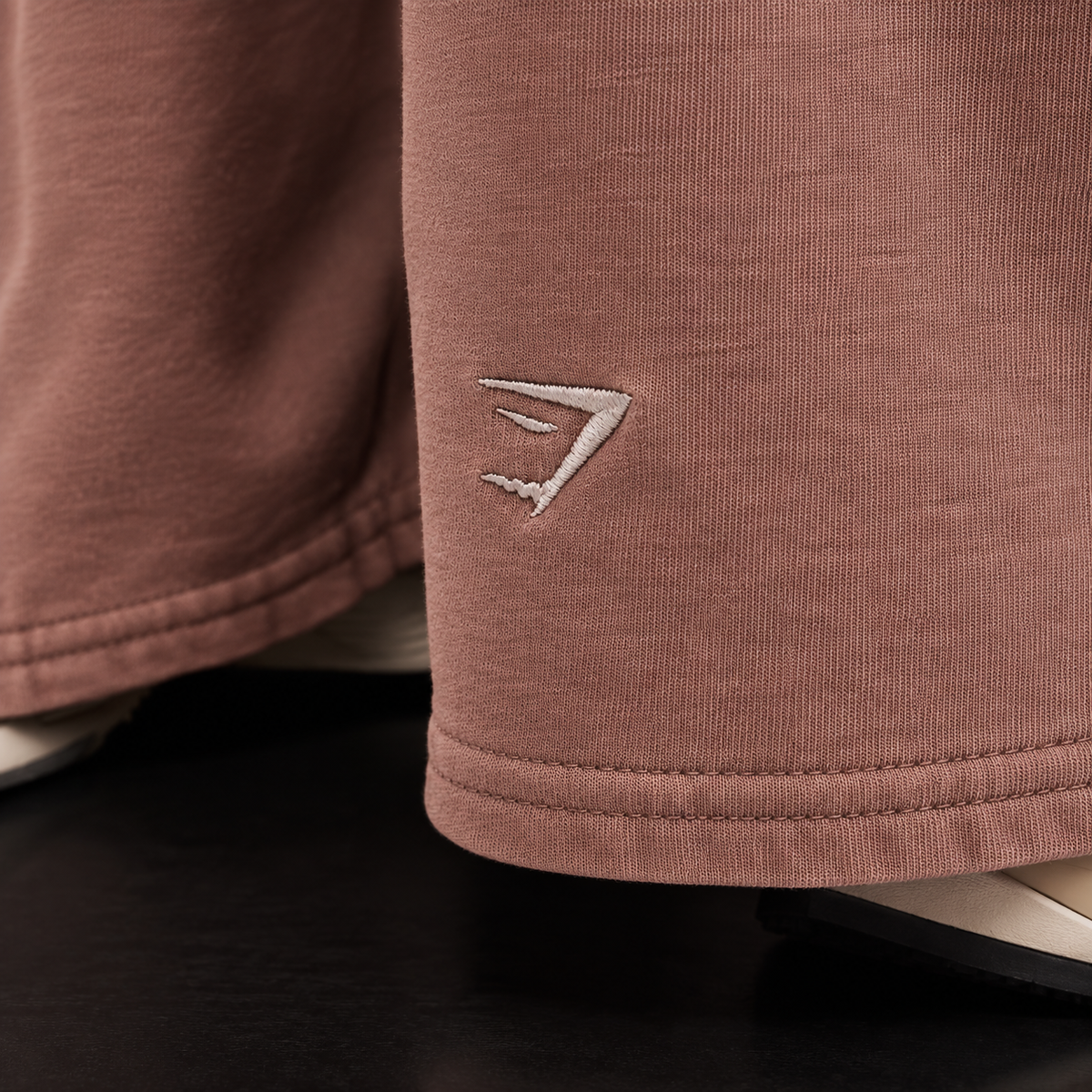 Gymshark Chainstitch Graphic Wide Leg Joggers Chestnut Pink, detalle de logo y material — Crazy!Duck Hype