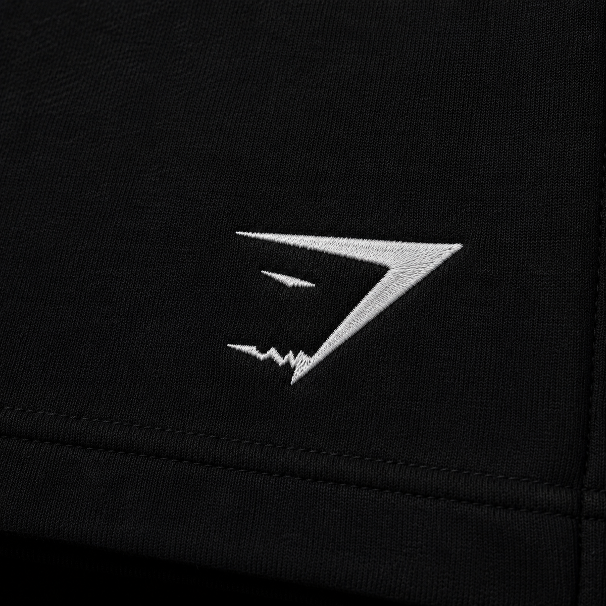 Gymshark Crest 7" Shorts Black, detalle de logo y material — Crazy!Duck Hype