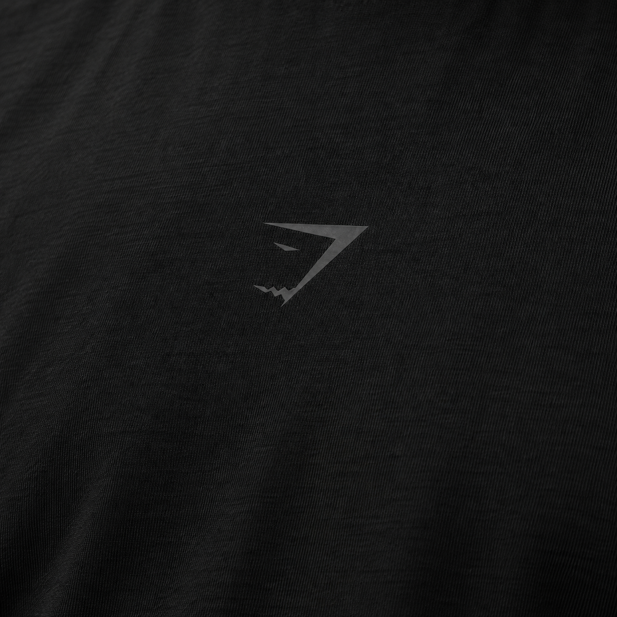 Gymshark Power T-Shirt Black/Asphalt Grey, detalle de logo y material — Crazy!Duck Hype