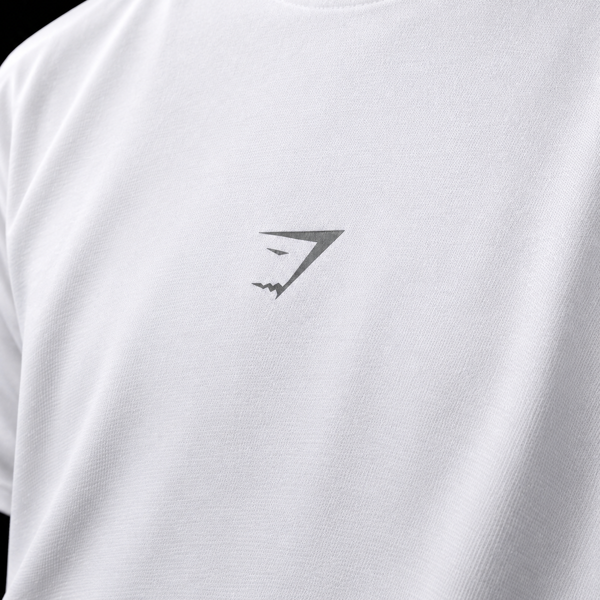 Gymshark Power T-Shirt White, detalle de logo y material — Crazy!Duck Hype