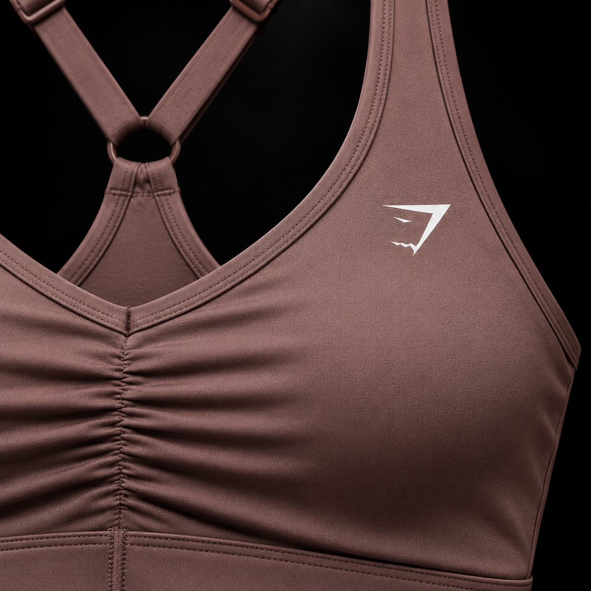 Gymshark Ruched Sports Bra Espresso Brown, detalle de logo y material — Crazy!Duck Hype