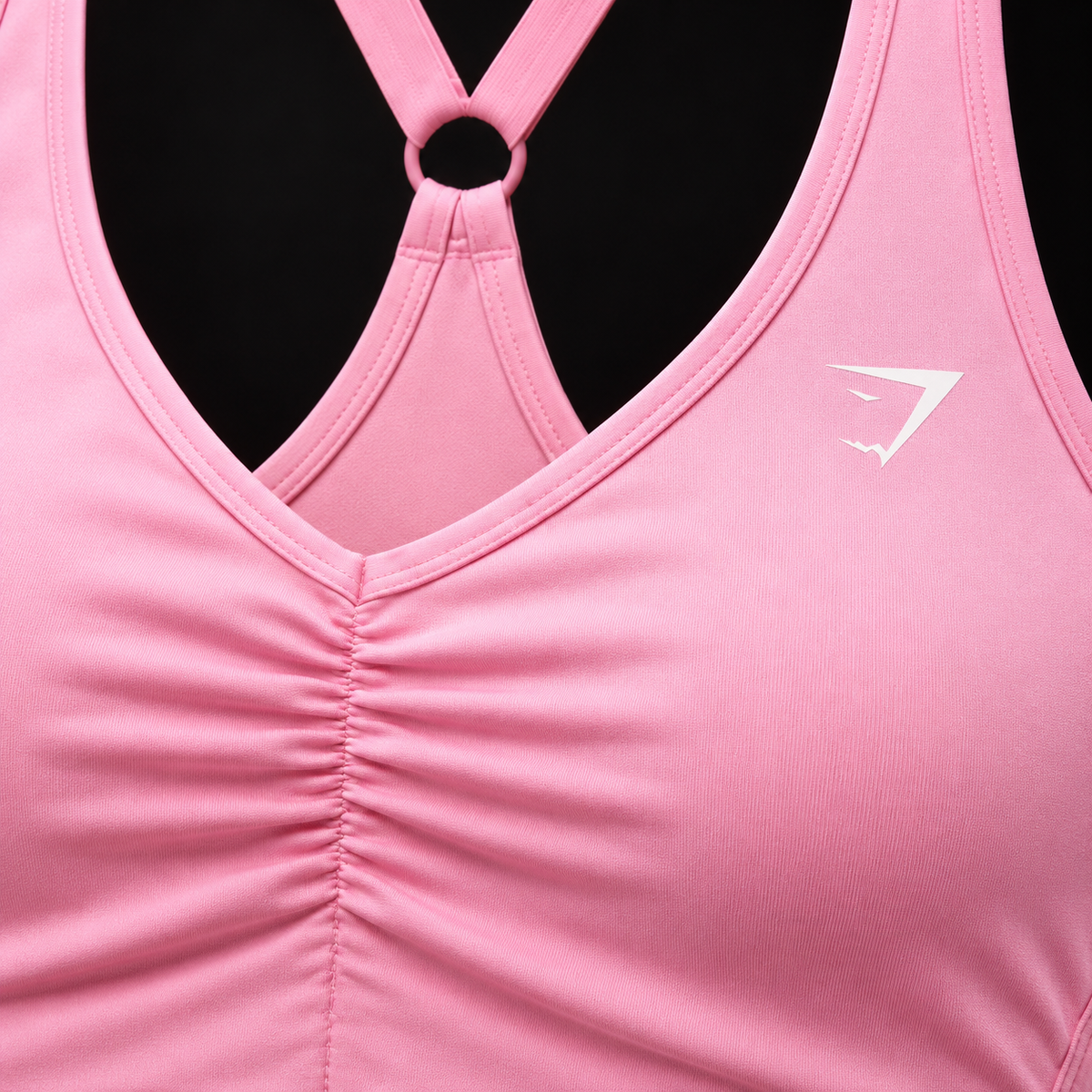 Gymshark Ruched Sports Bra Poise Pink, detalle de logo y material — Crazy!Duck Hype
