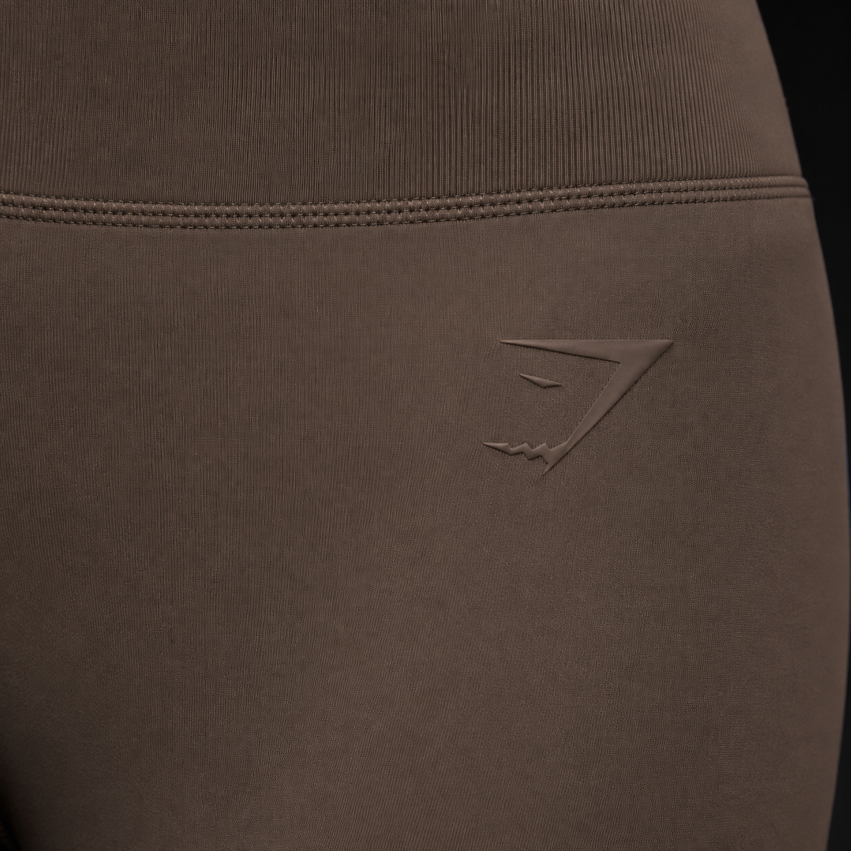 Gymshark Whitney Flared Leggings Soft Brown, detalle de logo y material — Crazy!Duck Hype