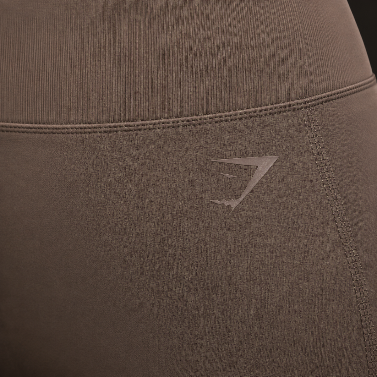 Gymshark Whitney Leggings Soft Brown, detalle de logo y material — Crazy!Duck Hype