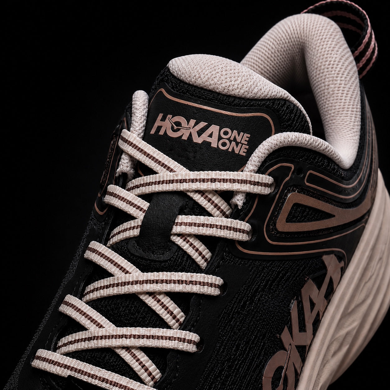 Hoka Bondi 7 Black Rose Cream, detalle de agujetas — Crazy!Duck Hype