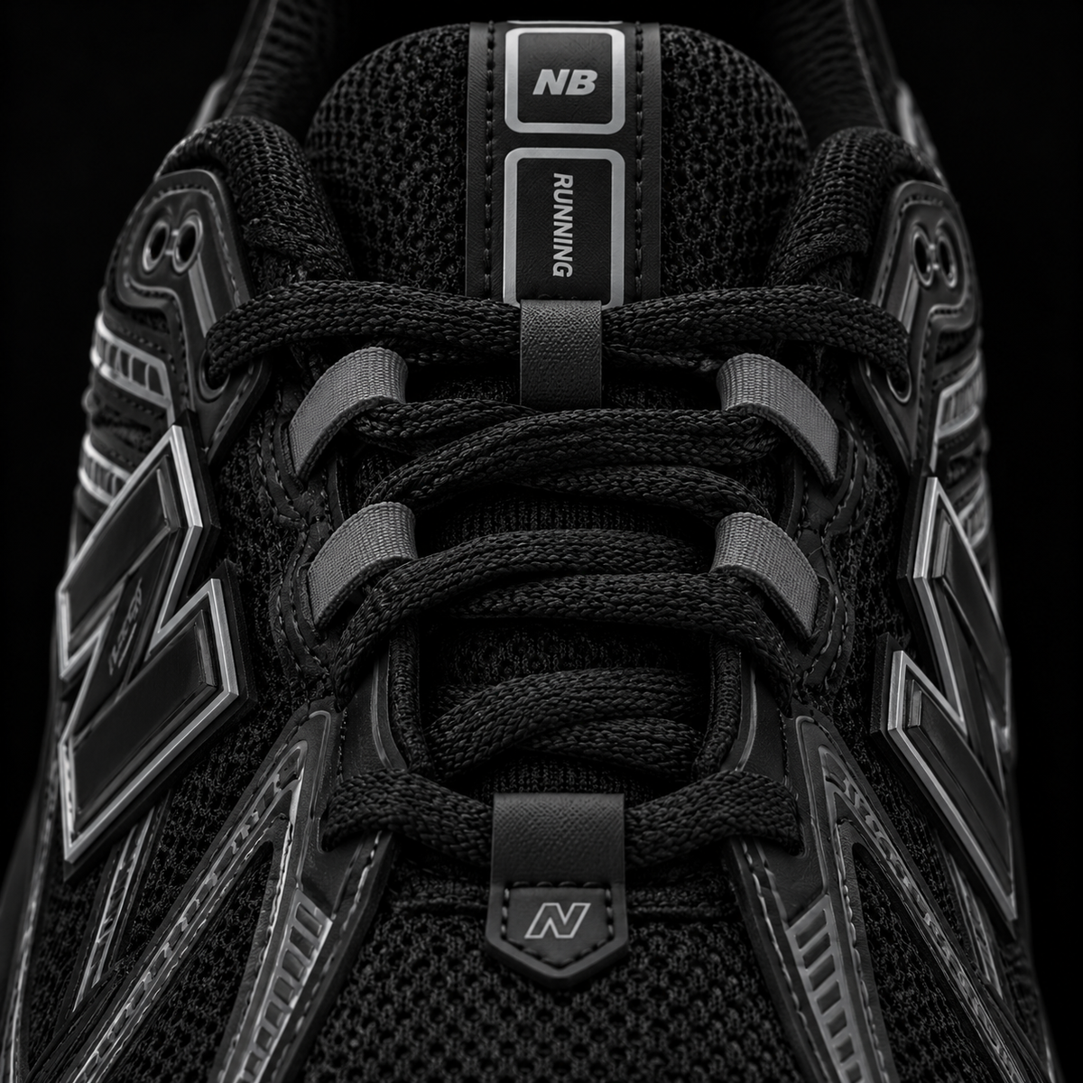 New Balance 1906R Triple Black, detalle de agujetas — Crazy!Duck Hype