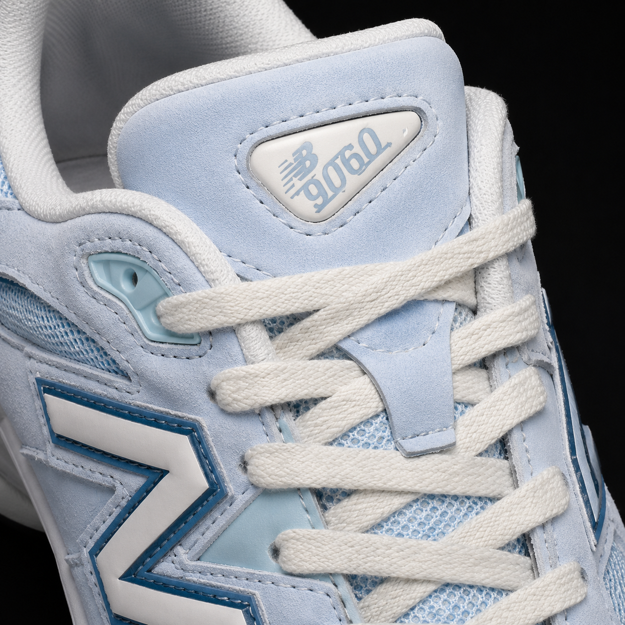 New Balance 9060 Chrome Blue, detalle de agujetas — Crazy!Duck Hype