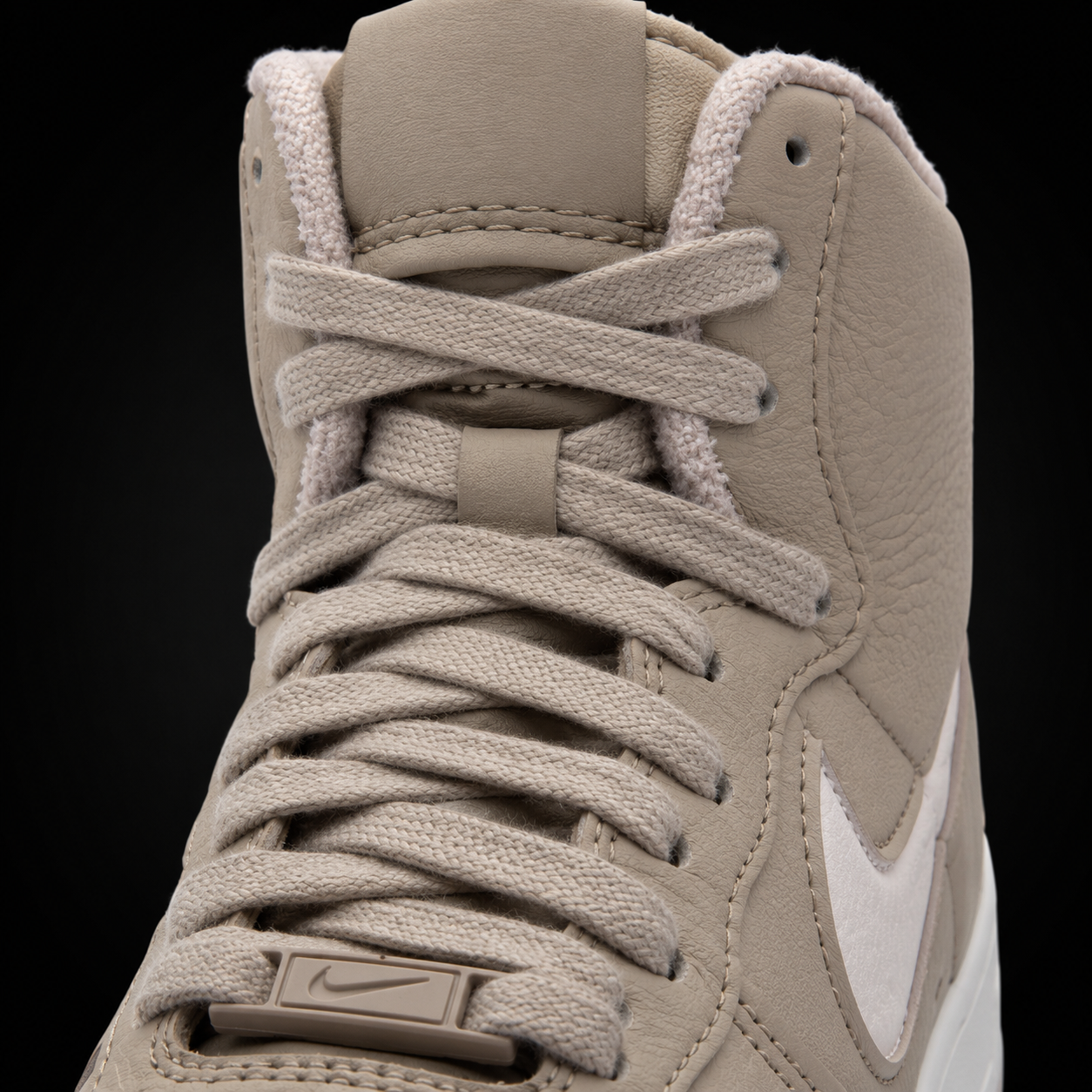 Nike Air Force 1 High '07 Sculpt Linen Sanddrift, detalle de agujetas — Crazy!Duck Hype