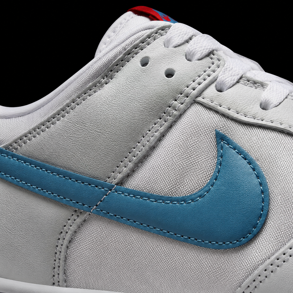 Nike Dunk Low Metallic Silver Aegean Storm, detalle de logo y material — Crazy!Duck Hype