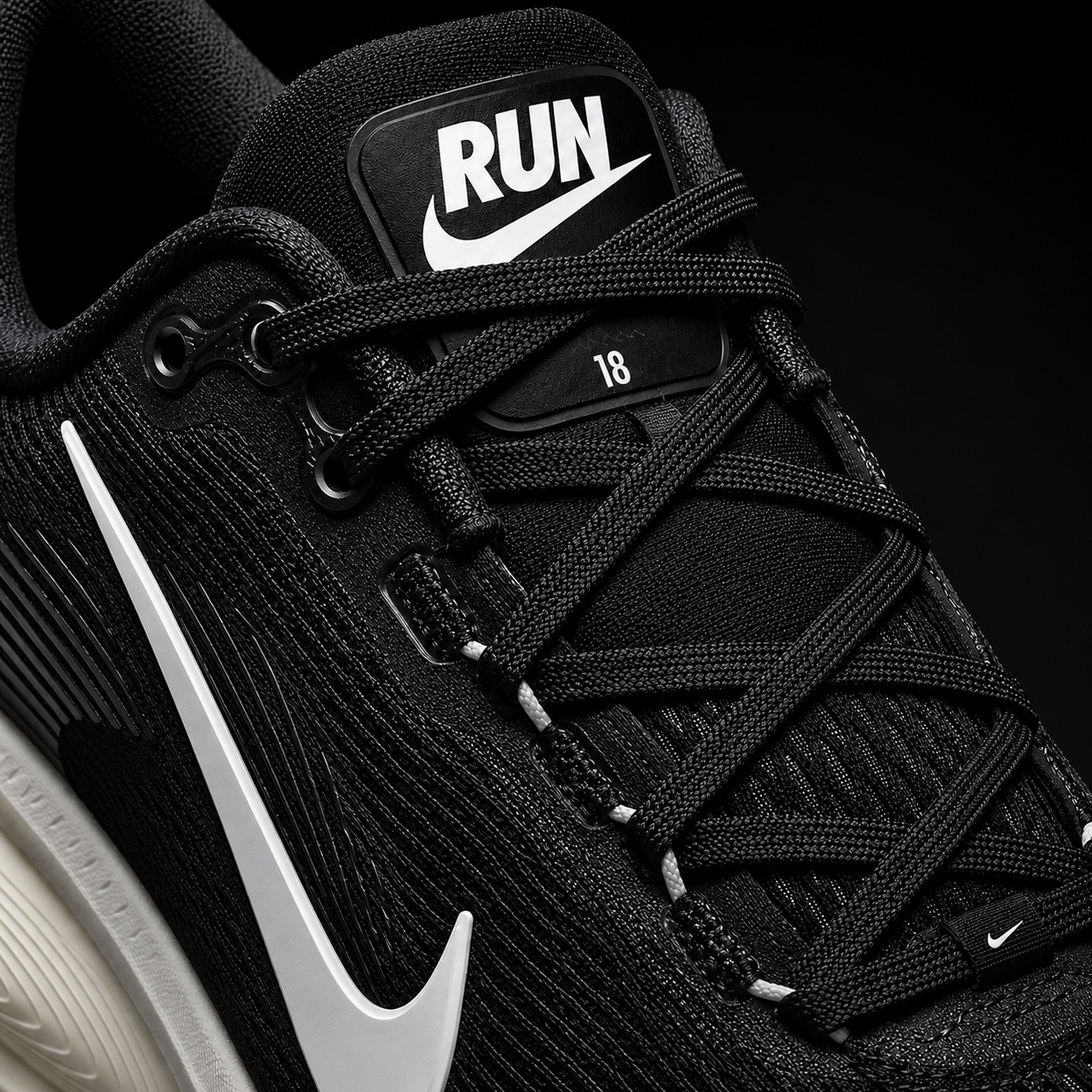 Nike Vomero 18 Black Summit White, detalle de agujetas — Crazy!Duck Hype