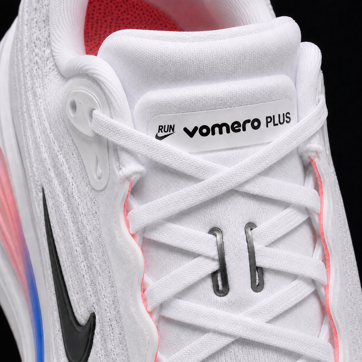 Nike Vomero Plus Atomic Pink White, detalle de agujetas — Crazy!Duck Hype