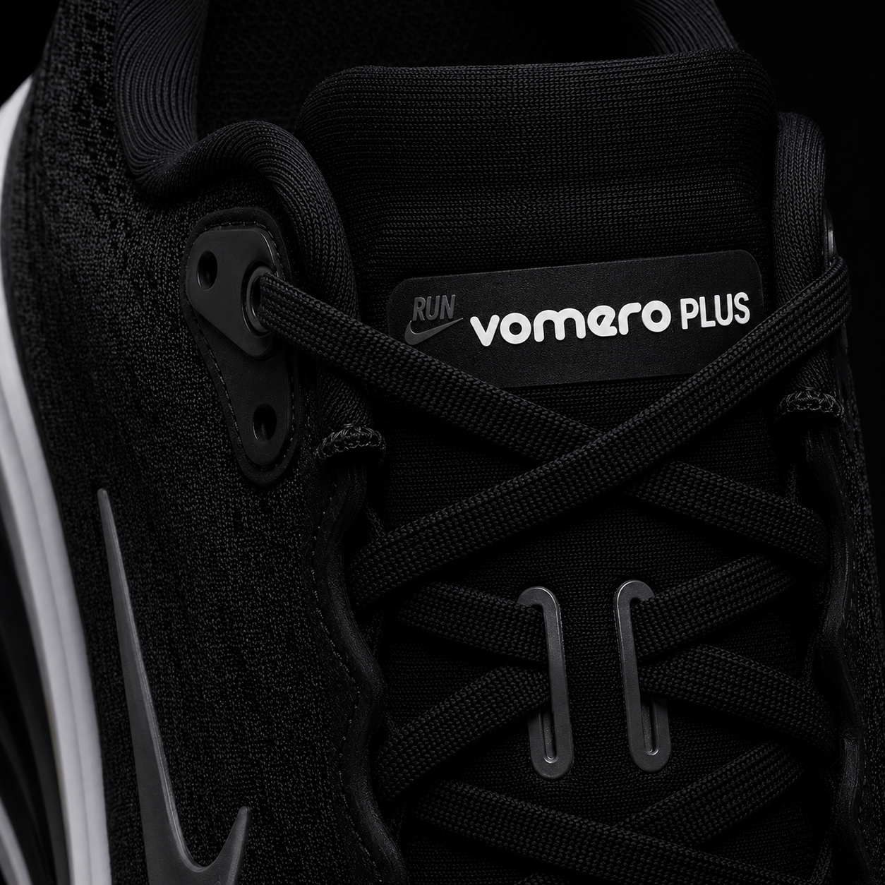 Nike Vomero Plus Black White, detalle de agujetas — Crazy!Duck Hype
