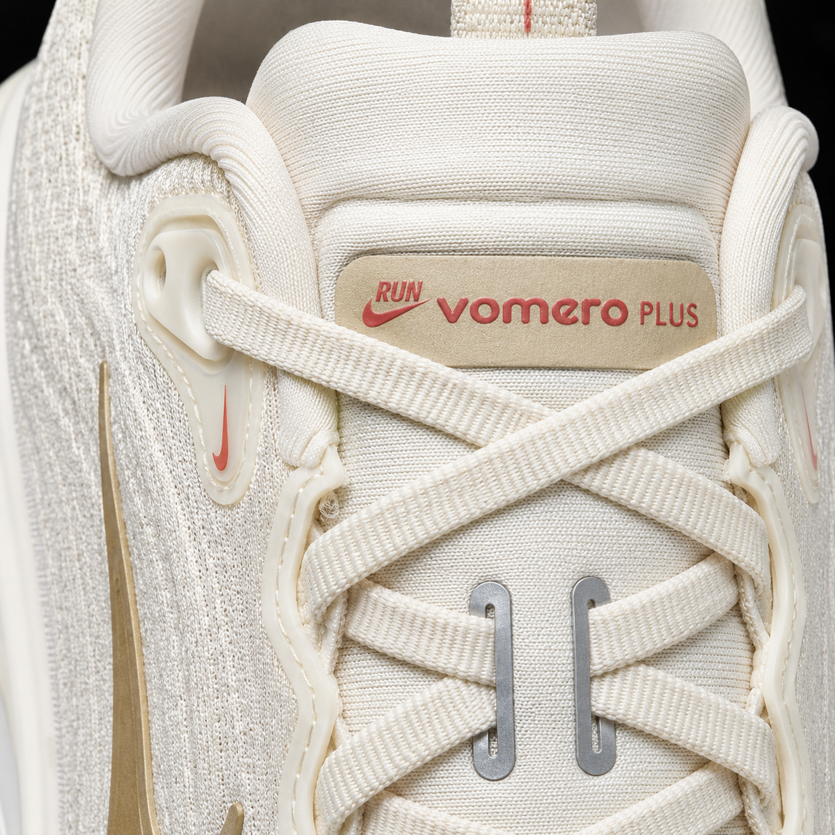 Nike Vomero Plus Metallic Gold Grain, detalle de agujetas — Crazy!Duck Hype