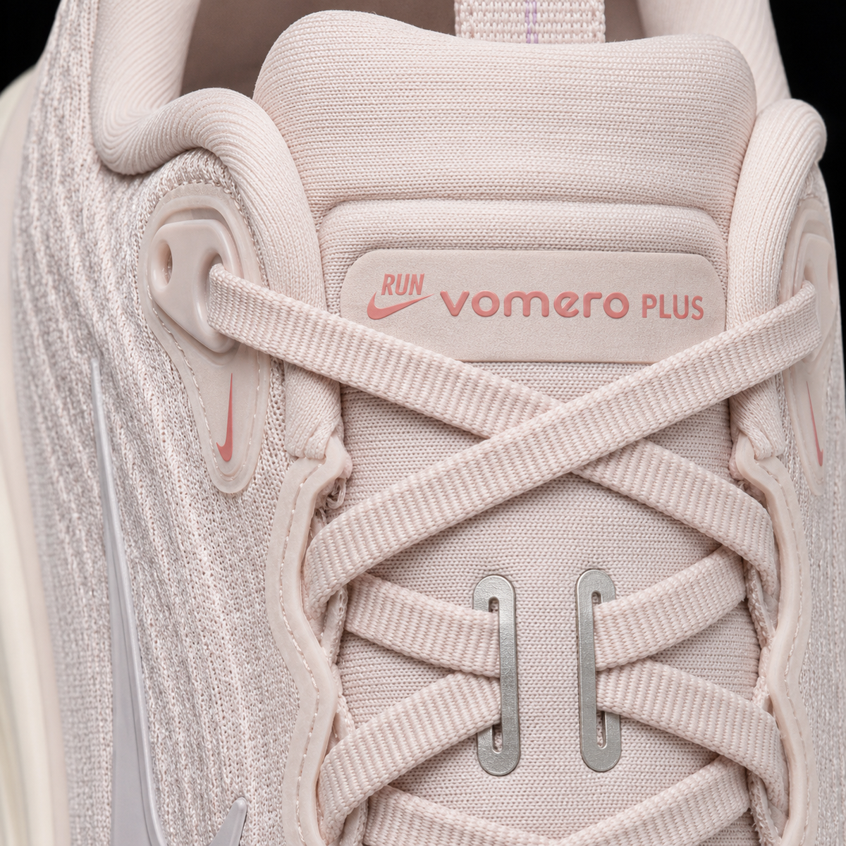 Nike Vomero Plus Silt Red Platinum Violet, detalle de agujetas — Crazy!Duck Hype
