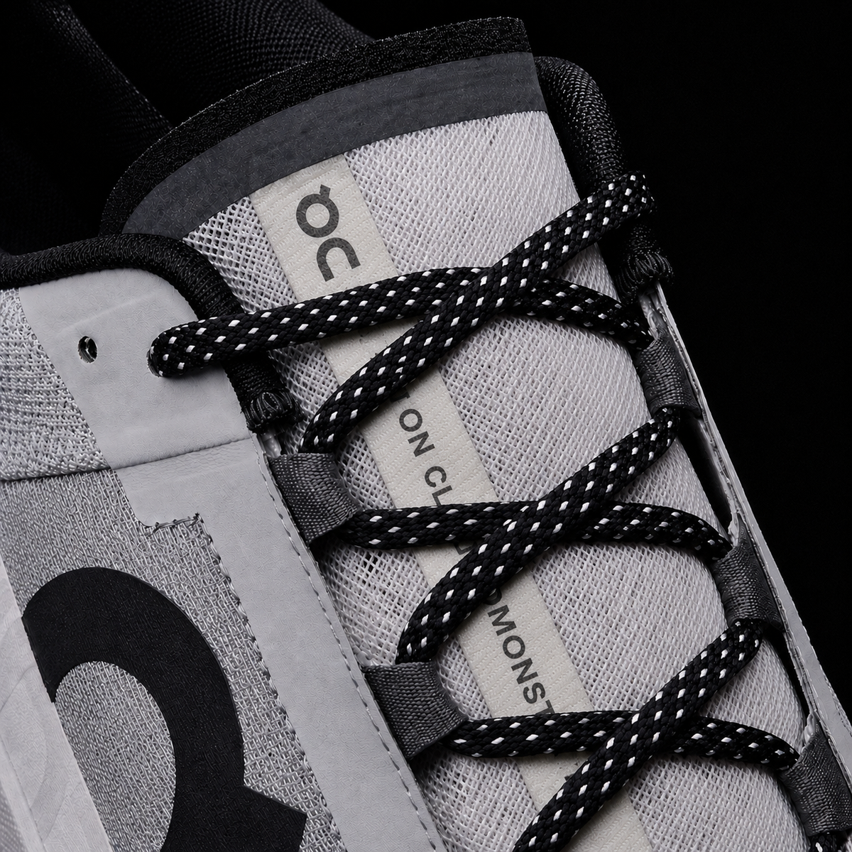 On Cloudmonster Alloy/Silver, detalle de agujetas — Crazy!Duck Hype