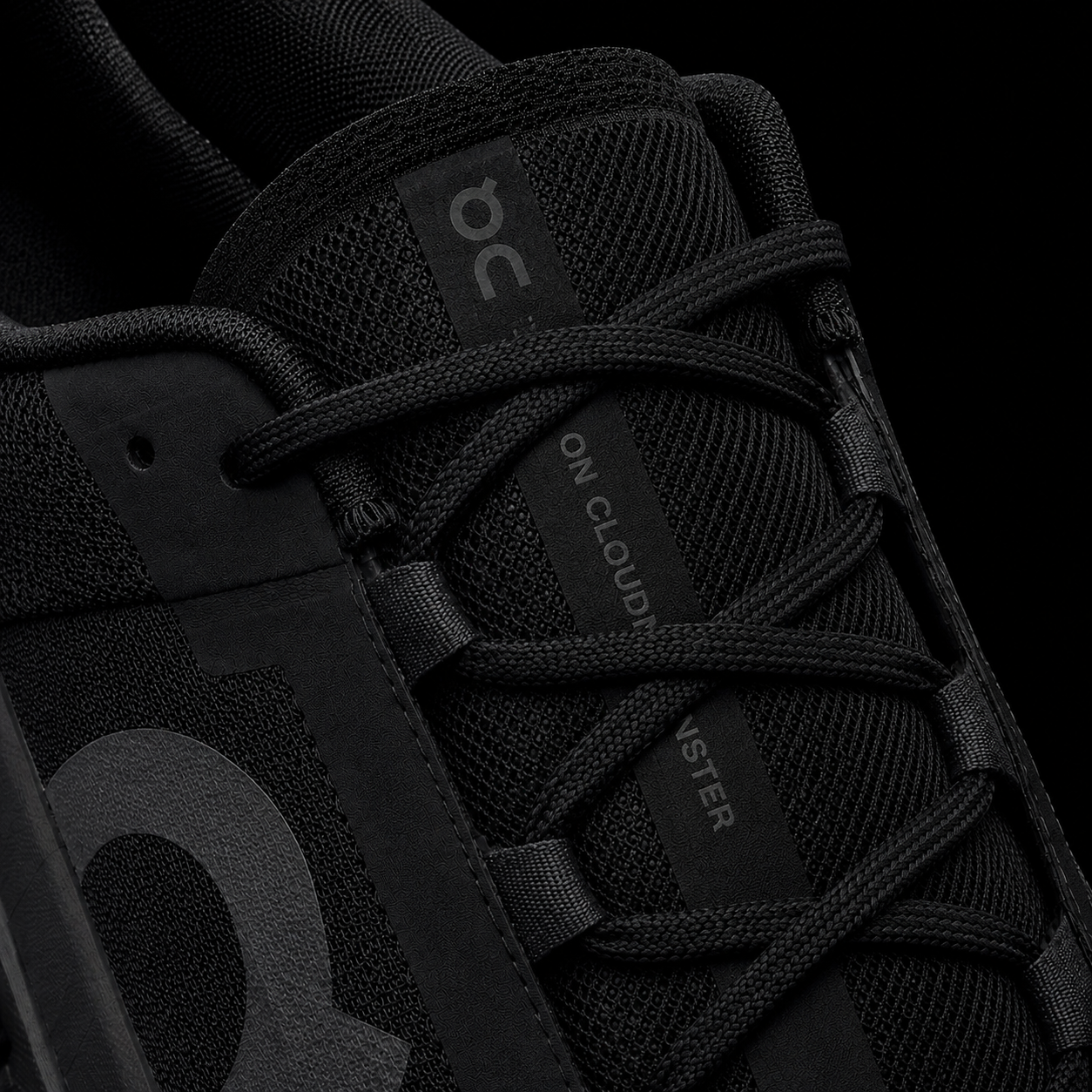 On Cloudmonster Black, detalle de agujetas — Crazy!Duck Hype