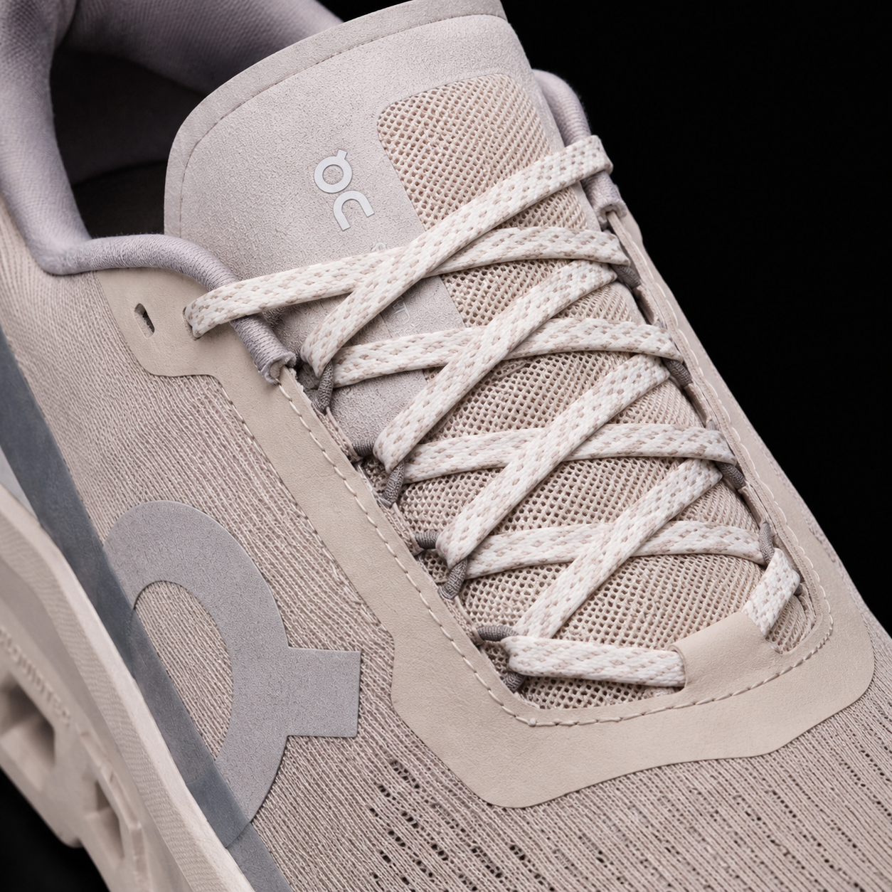 On Cloudmonster Pearl Ivory/Pearl Ivory, detalle de agujetas — Crazy!Duck Hype