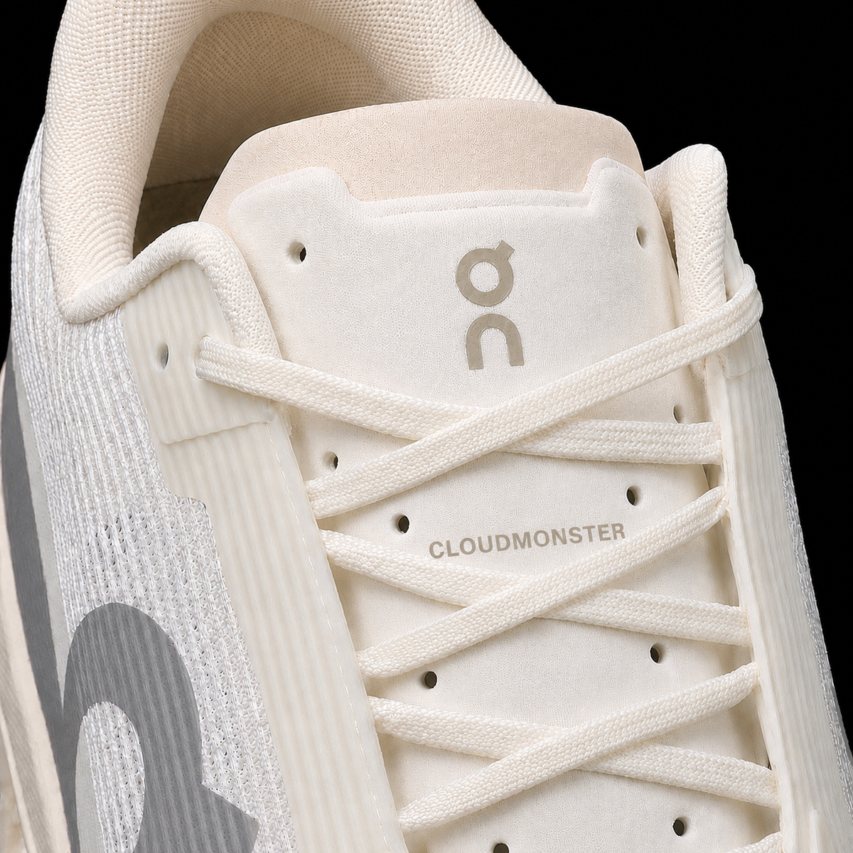 On Cloudmonster Void Ivory/Seashell, detalle de agujetas — Crazy!Duck Hype