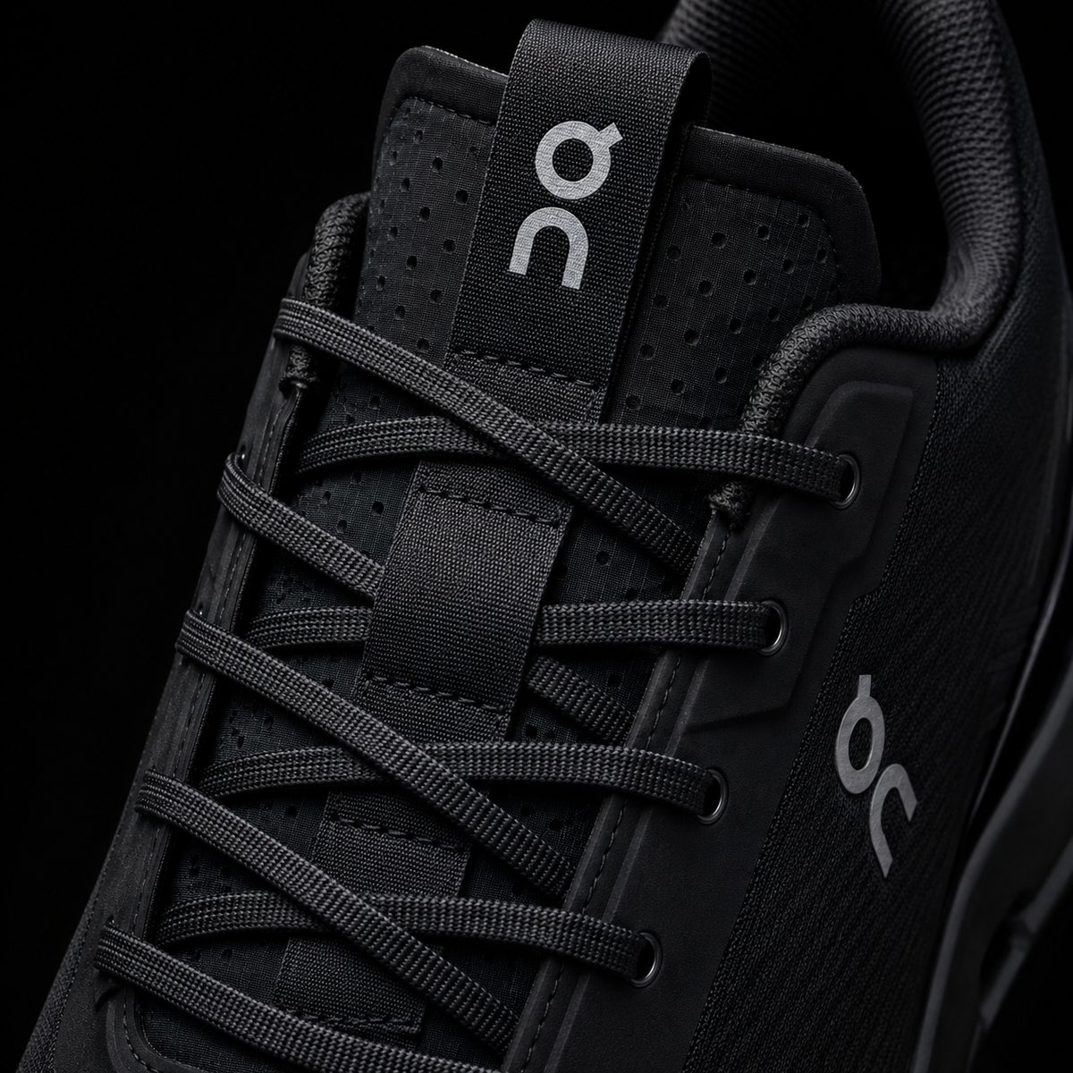 On Cloudnova 2 All Black, detalle de agujetas — Crazy!Duck Hype