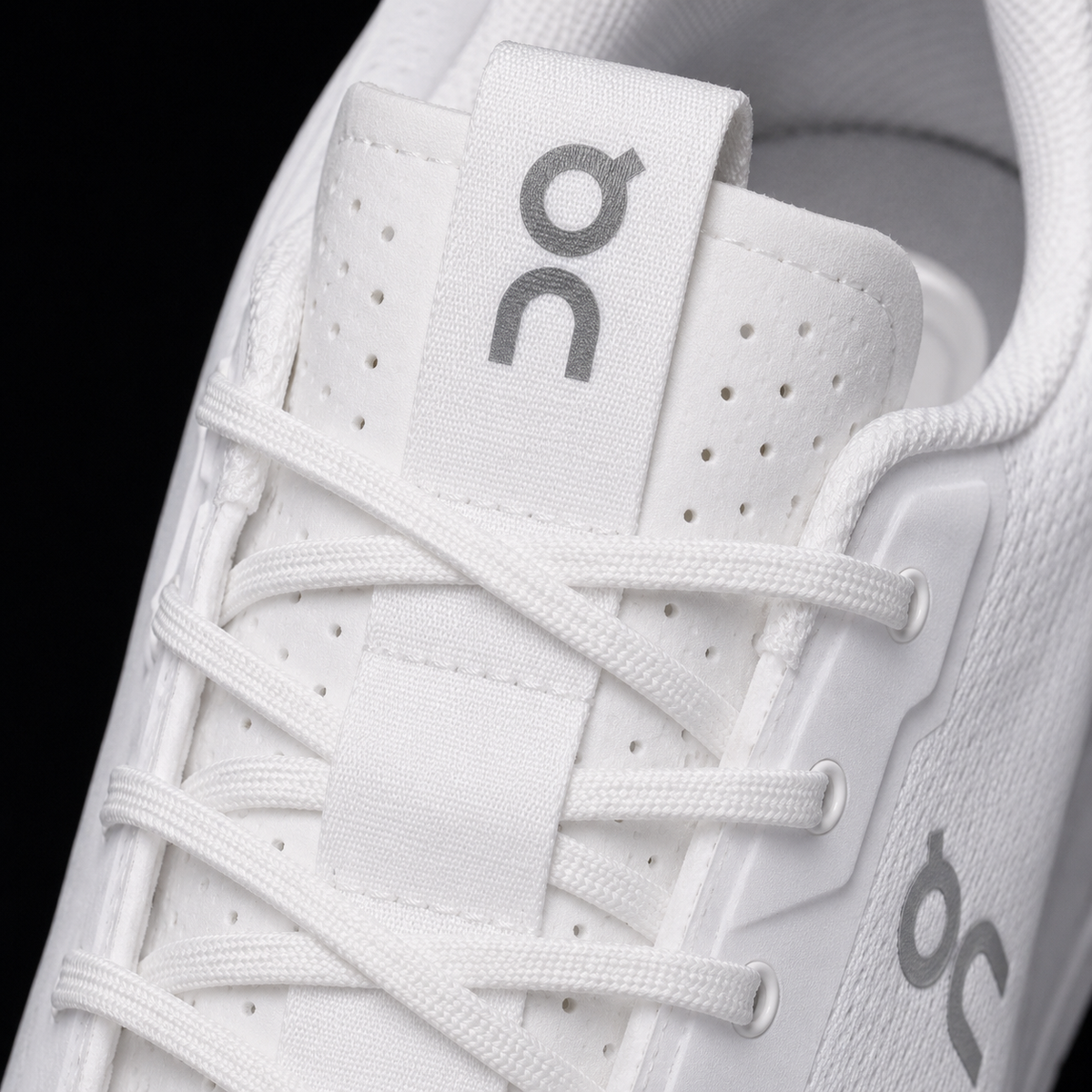 On Cloudnova 2 All White, detalle de agujetas — Crazy!Duck Hype