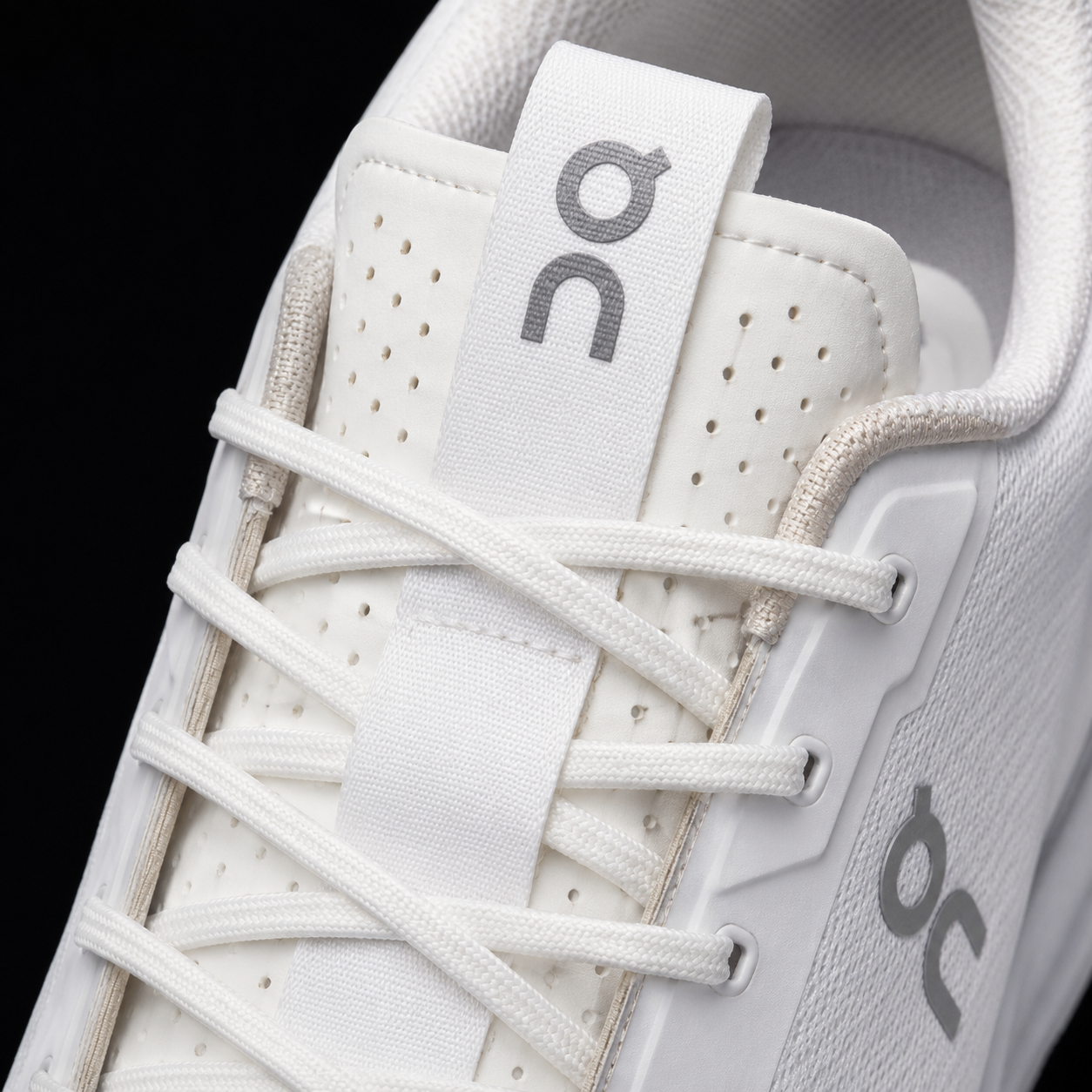 On Cloudnova 2 Ice Sand, detalle de agujetas — Crazy!Duck Hype