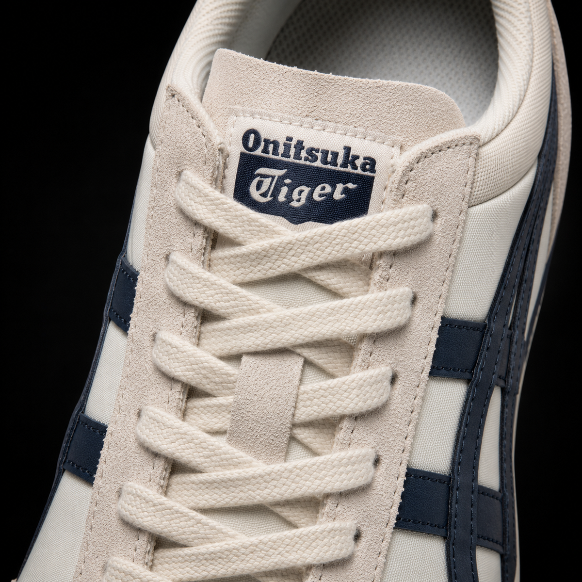 Onitsuka Tiger Birch Peacoat, detalle de agujetas — Crazy!Duck Hype