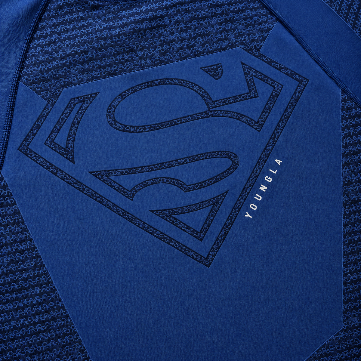 YoungLA 4117 Superman Compression Tees Blue, detalle de estampado — Crazy!Duck Hype