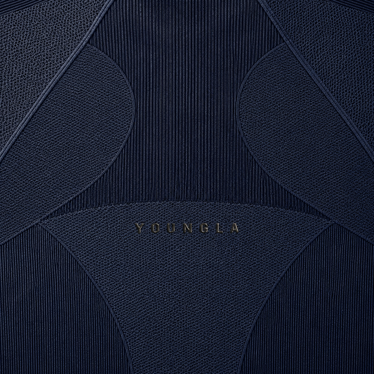 YoungLA 4339 Forme Compression Tees Navy, detalle de logo y material — Crazy!Duck Hype