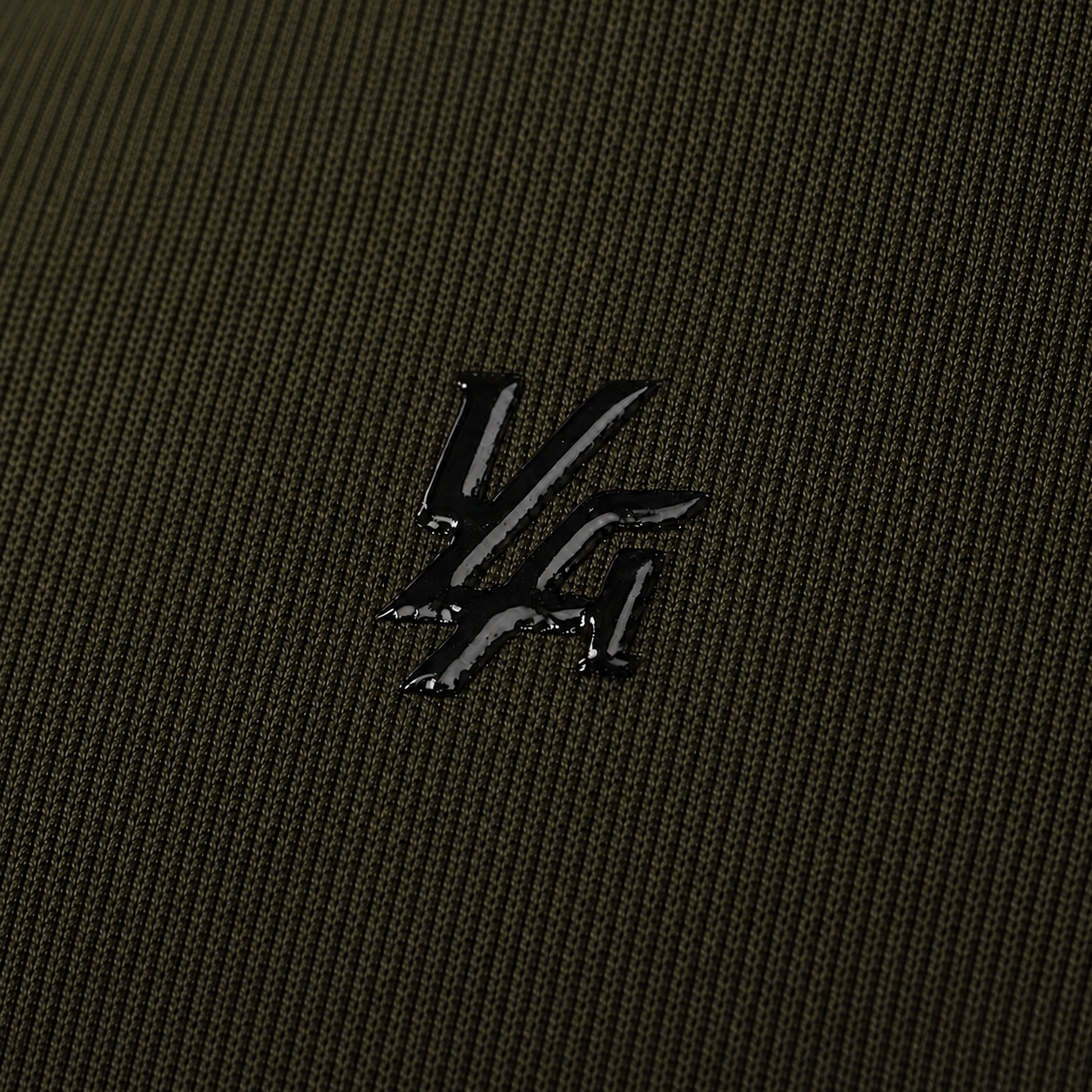 YoungLA 4339 Forme Compression Tees Olive, detalle de logo y diseño — Crazy!Duck Hype