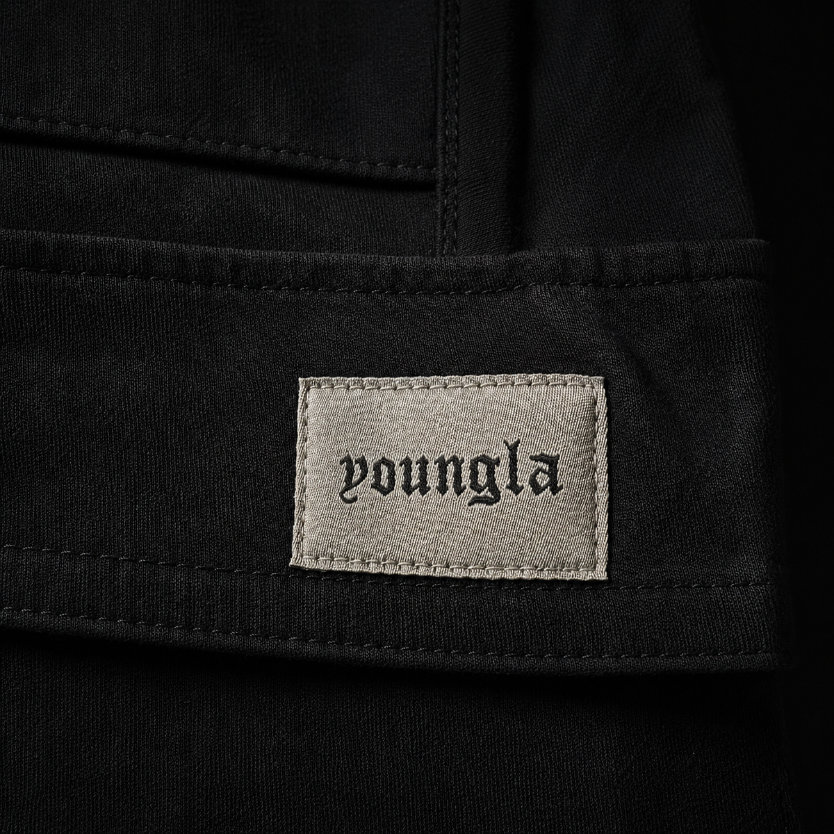 YoungLA 627 Classic Cargo Pants Black, detalle de etiqueta y material — Crazy!Duck Hype