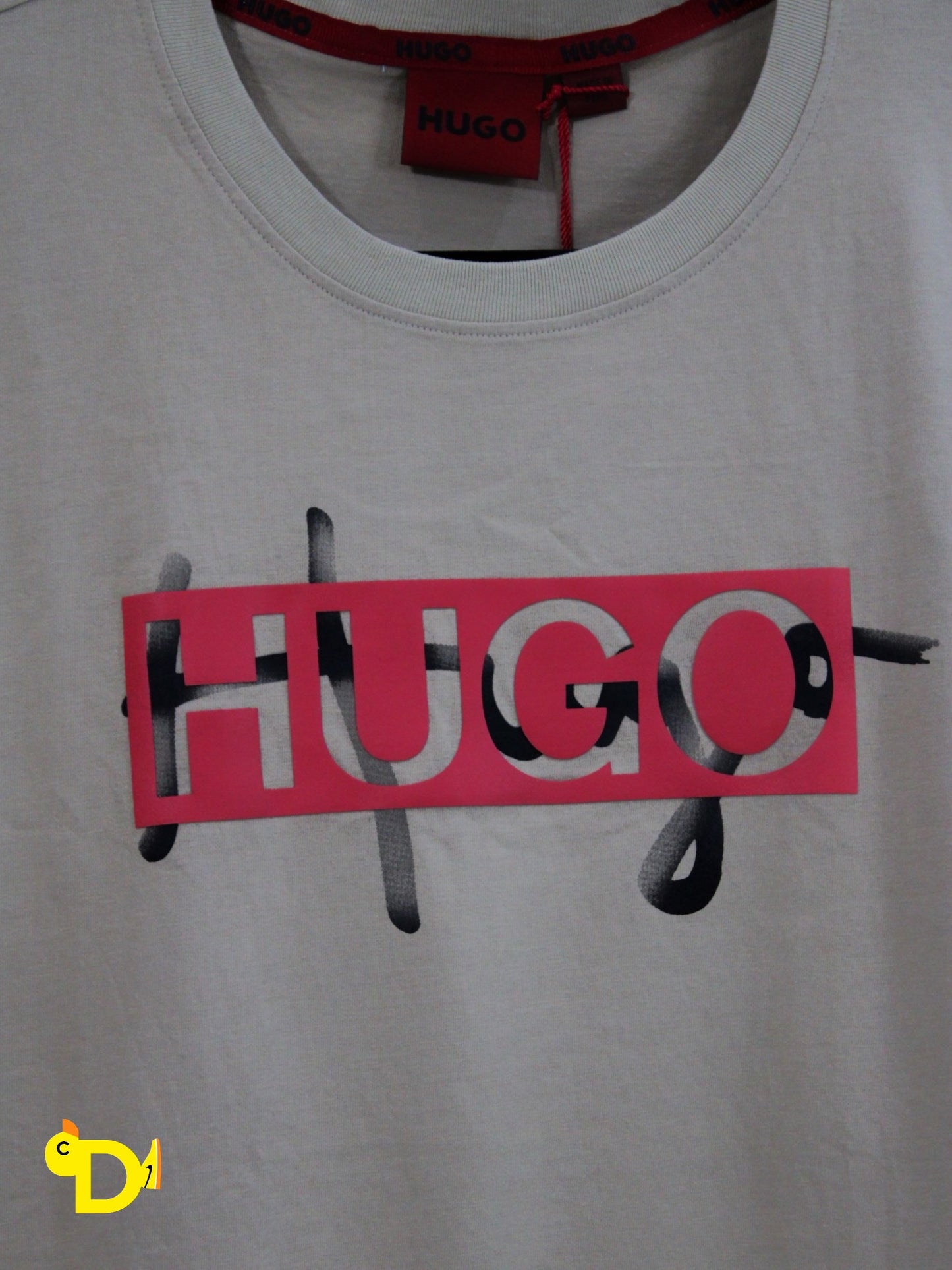 Playera Hugo color beige con estampado rojo