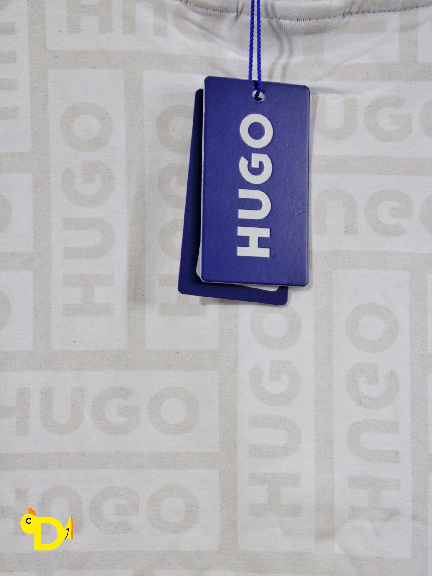 Playera Hugo color blanco con estampado en azul