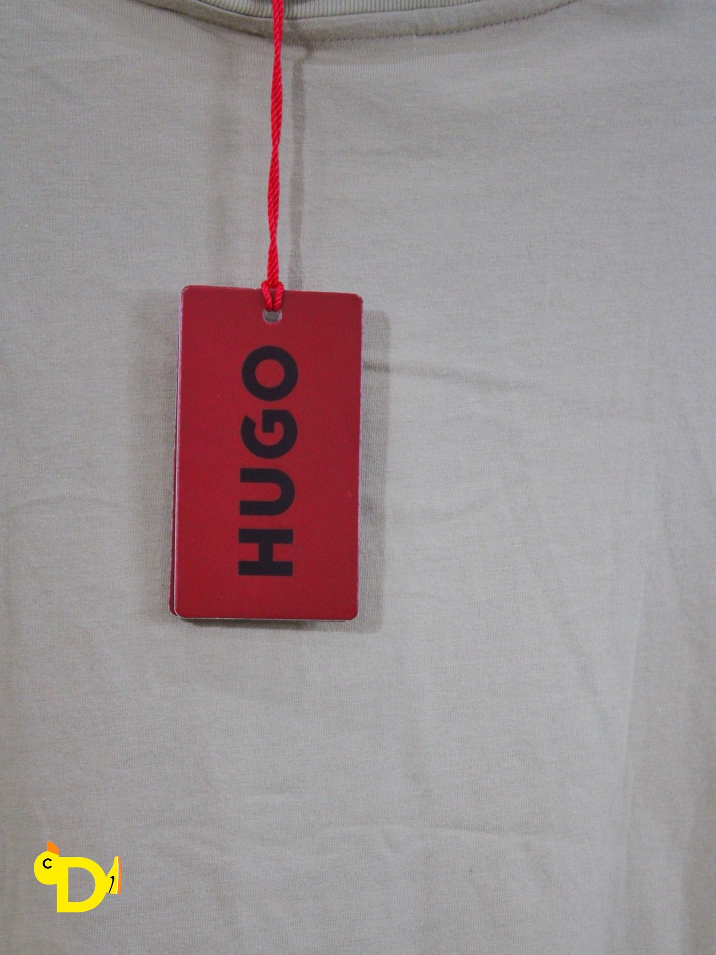 Playera Hugo color beige con estampado rojo