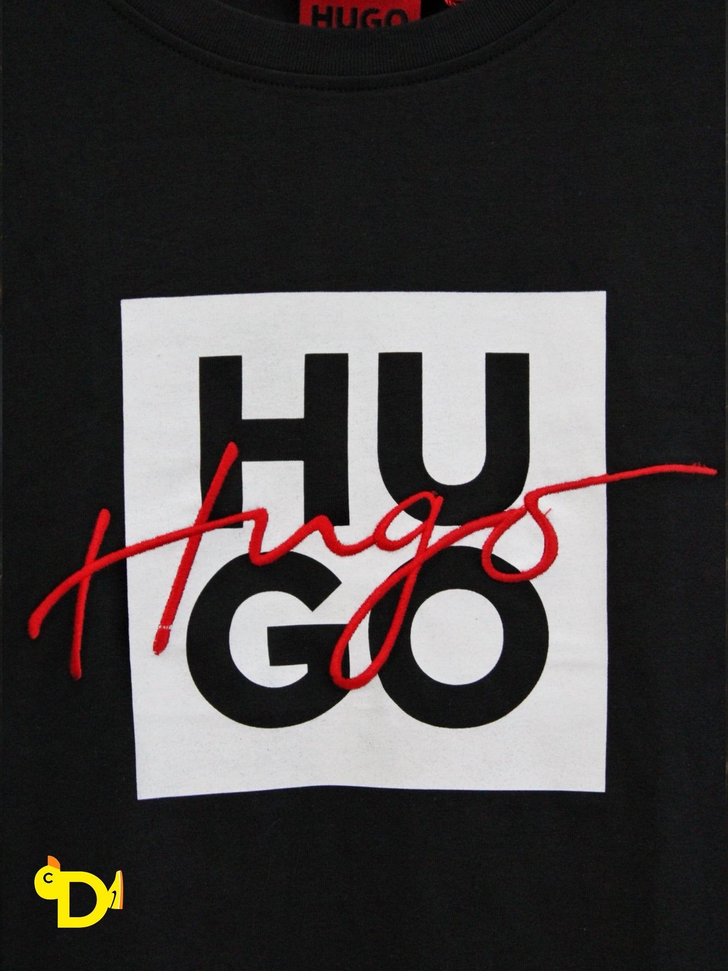 Playera Hugo color negro con estampado en blanco y rojo