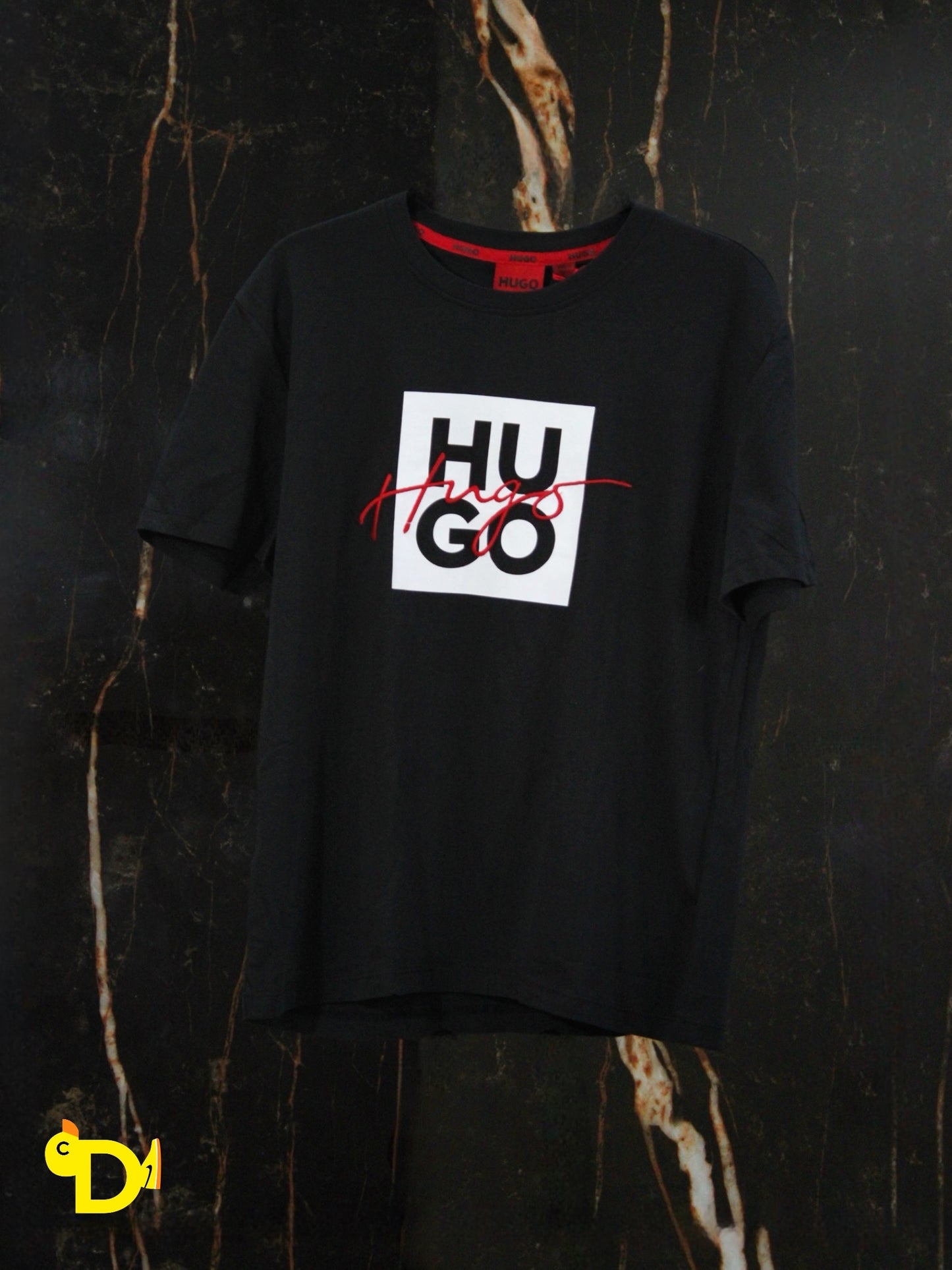 Playera Hugo color negro con estampado en blanco y rojo