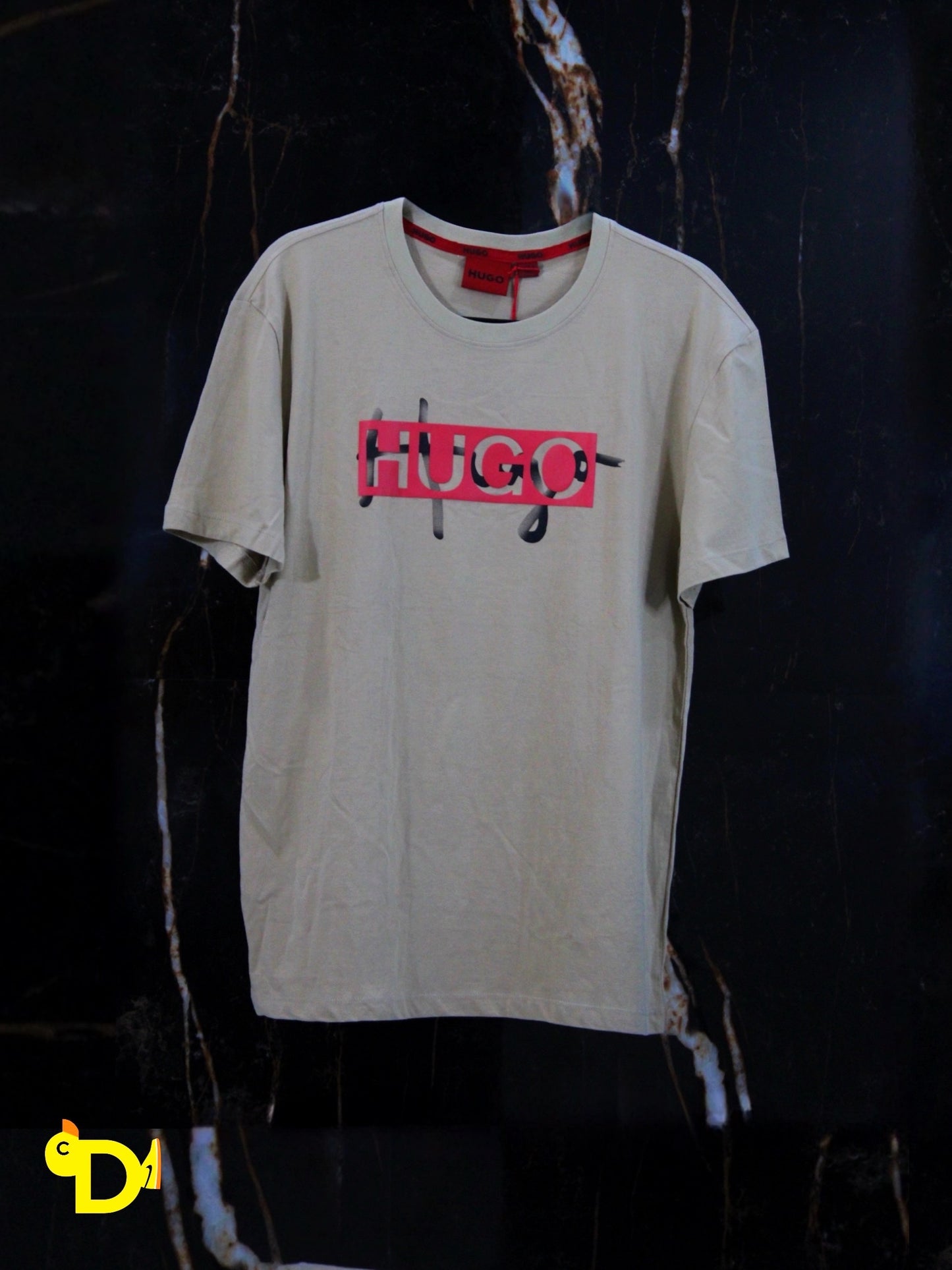 Playera Hugo color beige con estampado rojo