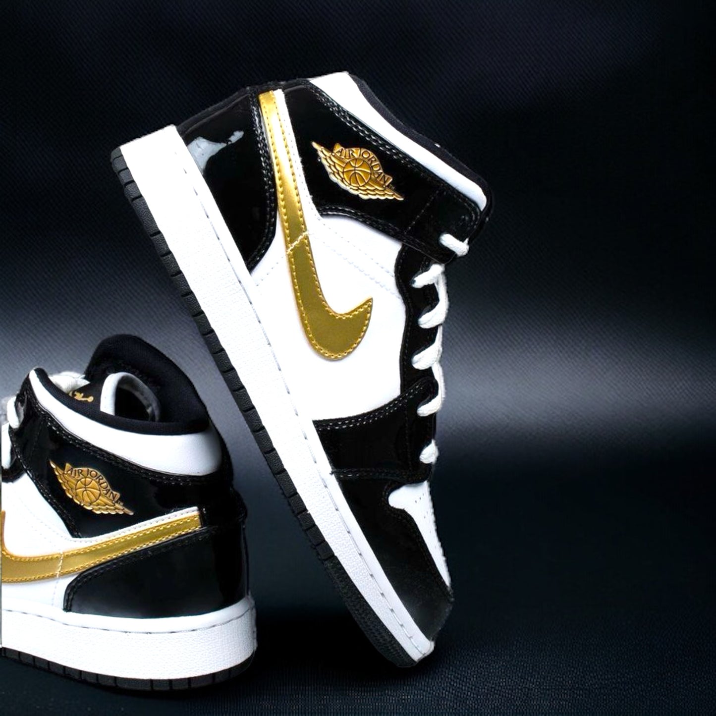 Jordan 1 Mid "Patent Black White Gold" (GS)