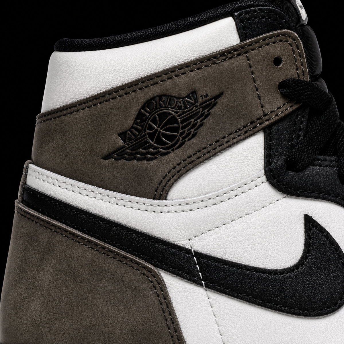Air Jordan 1 High OG Dark Mocha, detalle de logo y material — Crazy!Duck Hype
