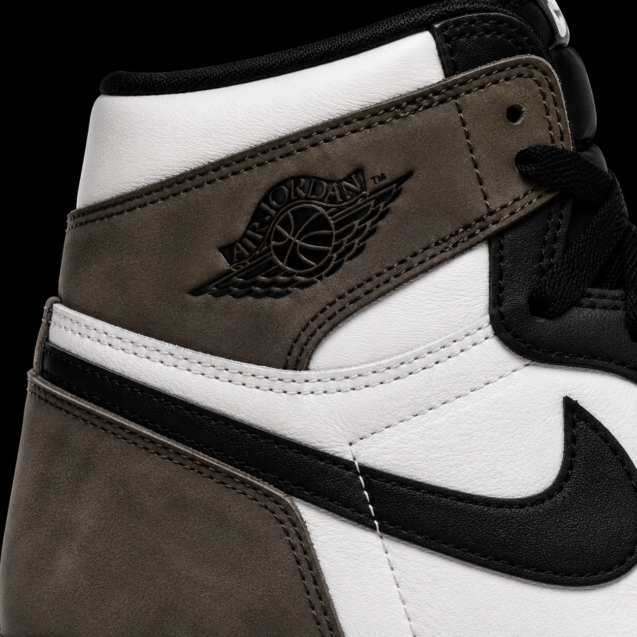 Air Jordan 1 High OG Dark Mocha, detalle de logo y material — Crazy!Duck Hype