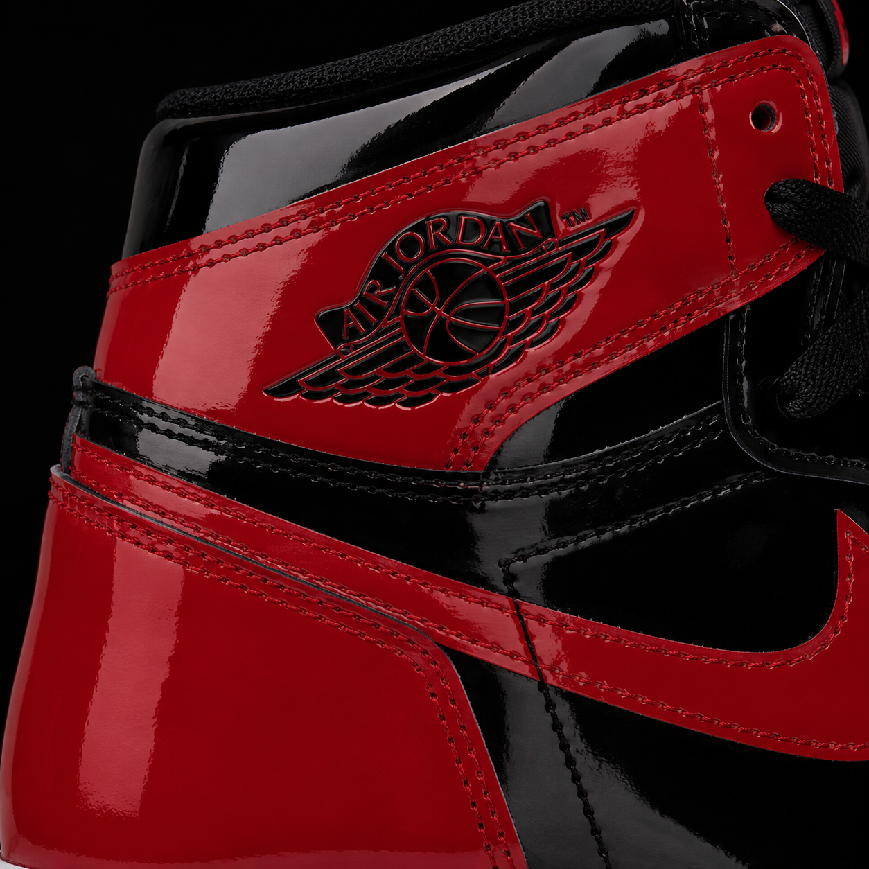 Air Jordan 1 High OG Patent Bred, detalle de logo y material — Crazy!Duck Hype