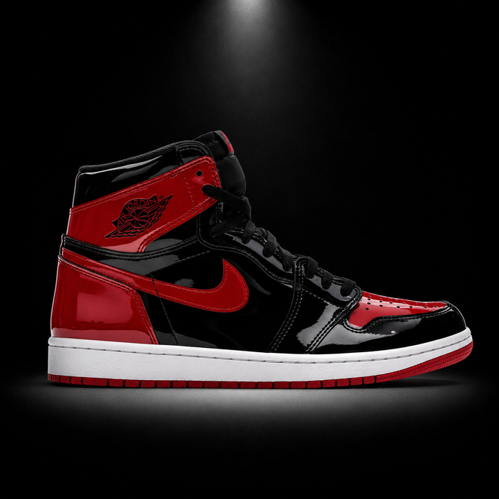 Air Jordan 1 High OG Patent Bred, vista lateral — Crazy!Duck Hype