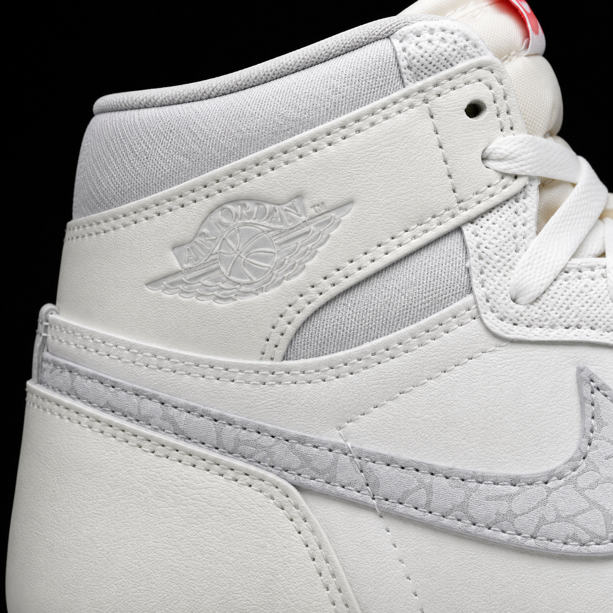 Air Jordan 1 High OG Sail University Red, detalle de logo y material — Crazy!Duck Hype