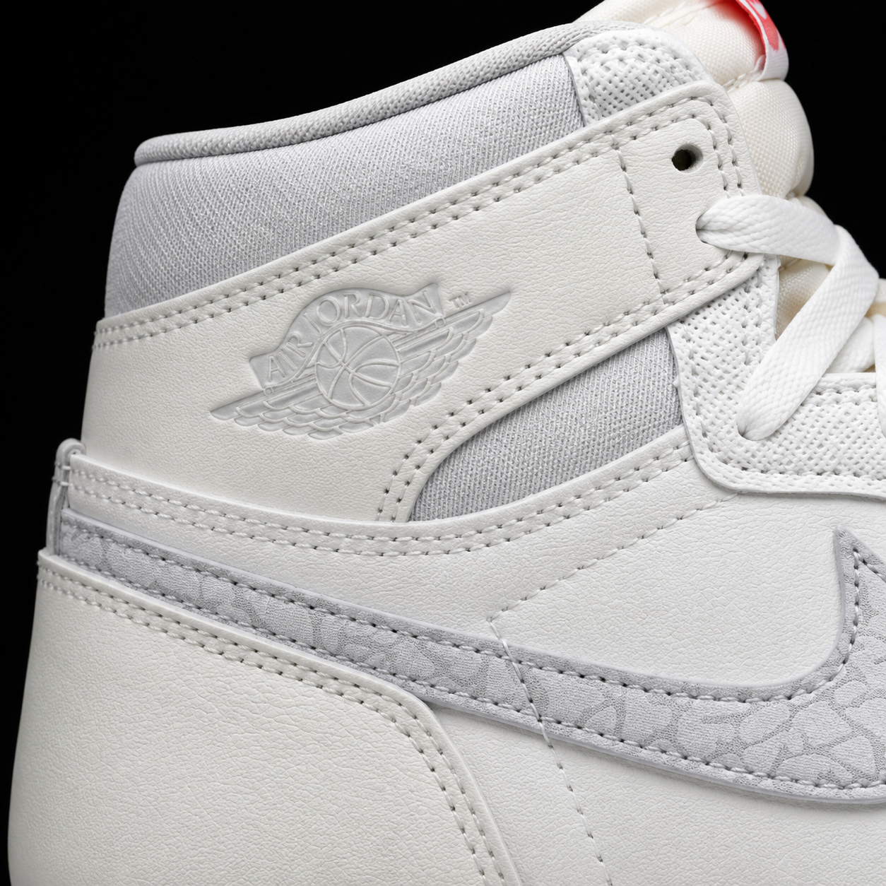 Air Jordan 1 High OG Sail University Red, detalle de logo y material — Crazy!Duck Hype